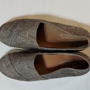 Tom's alpergata gray / black tweed textile uppers on rubber soles. Sz 8